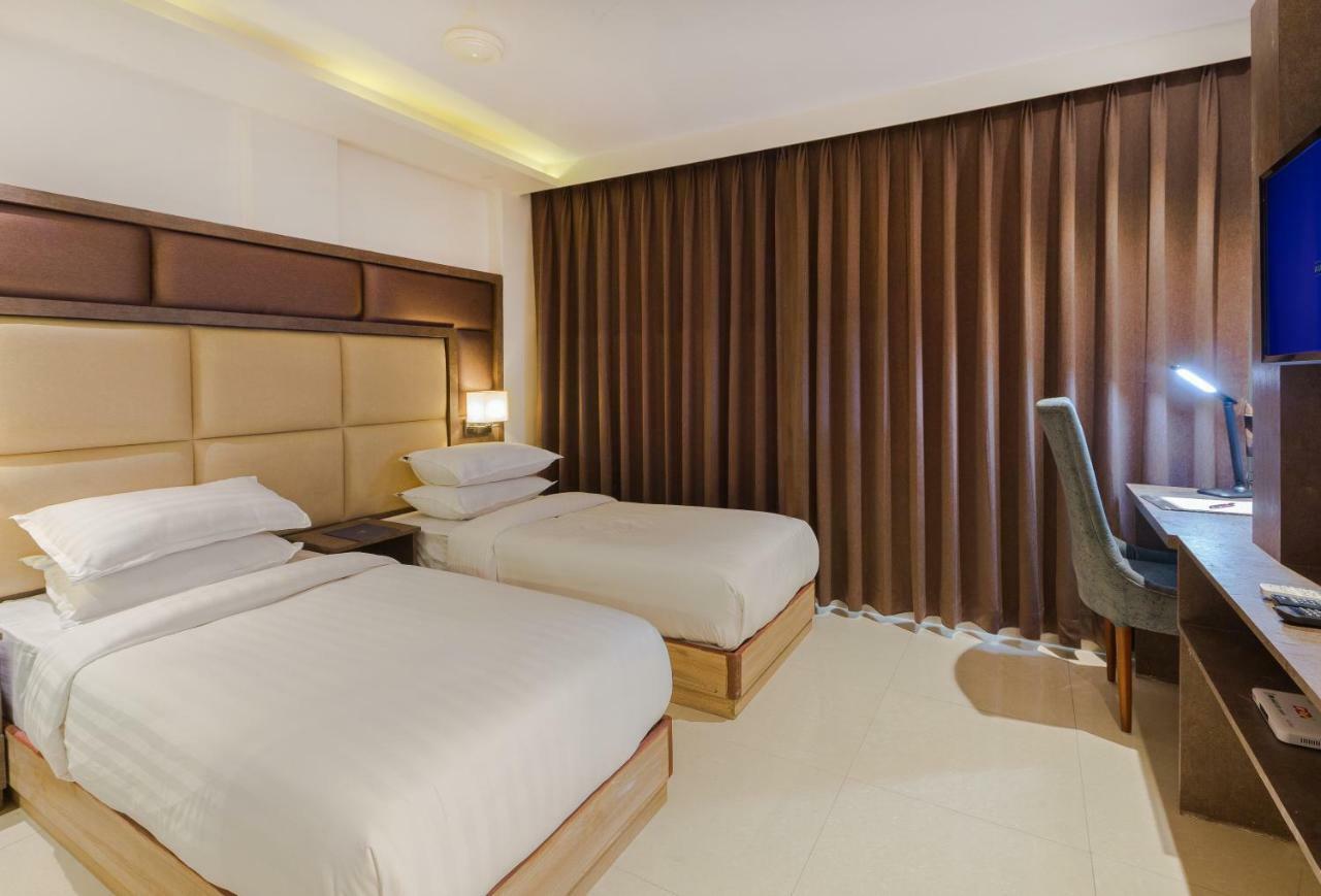 Aura One Hotel Kochi Exterior foto